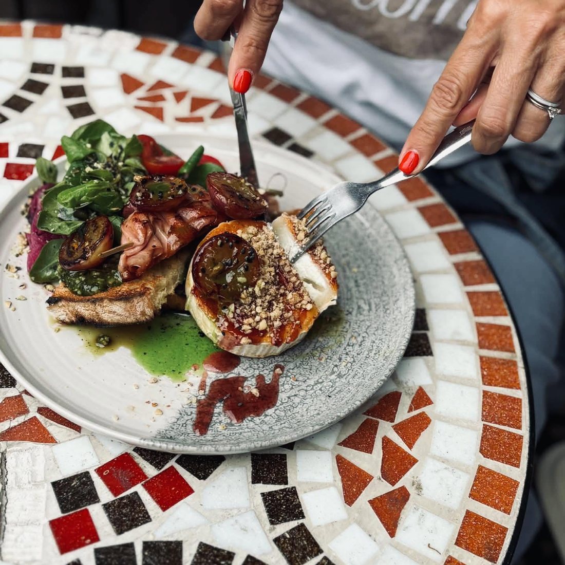 Brunch a mozaikasztalnál: pirítós sonkával, sült sajttal és salátával